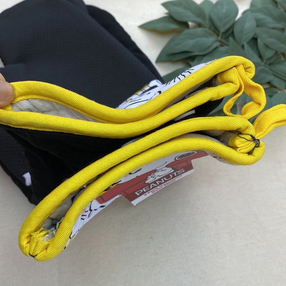 Snoopy oven mitt set of 2 NWT! Peanuts design Charlie Brown and Snoopy - Picture 8 of 9